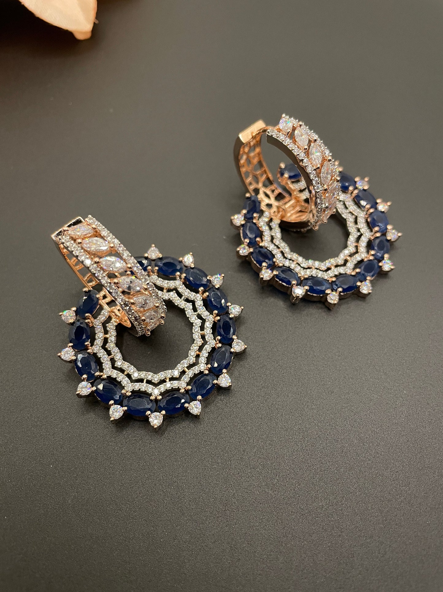 Pendiente bali redondo pequeño multicolor/Jhumka de plata rosa/Pendientes modernos indios/Pequeño pendiente esmeralda delicado/cz círculo diamante chandbali