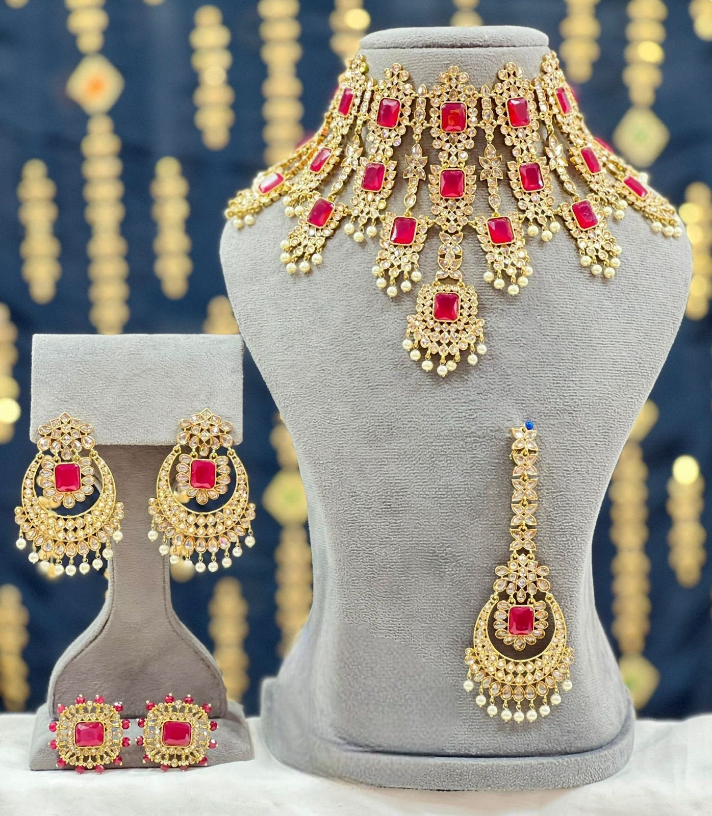 Emerald diamond choker