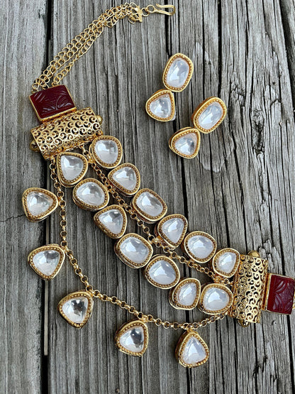 Conjunto Kundan dorado con detalles en rubí