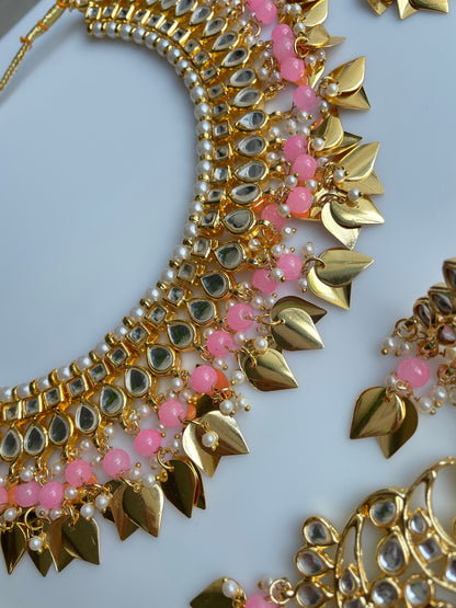 Punjabi peepal Jewelry/Punjabi necklace with tikka/Bollywood Jewelry/Indian Gold Necklace with earrings and tikka/Pakistani wedding jewelry