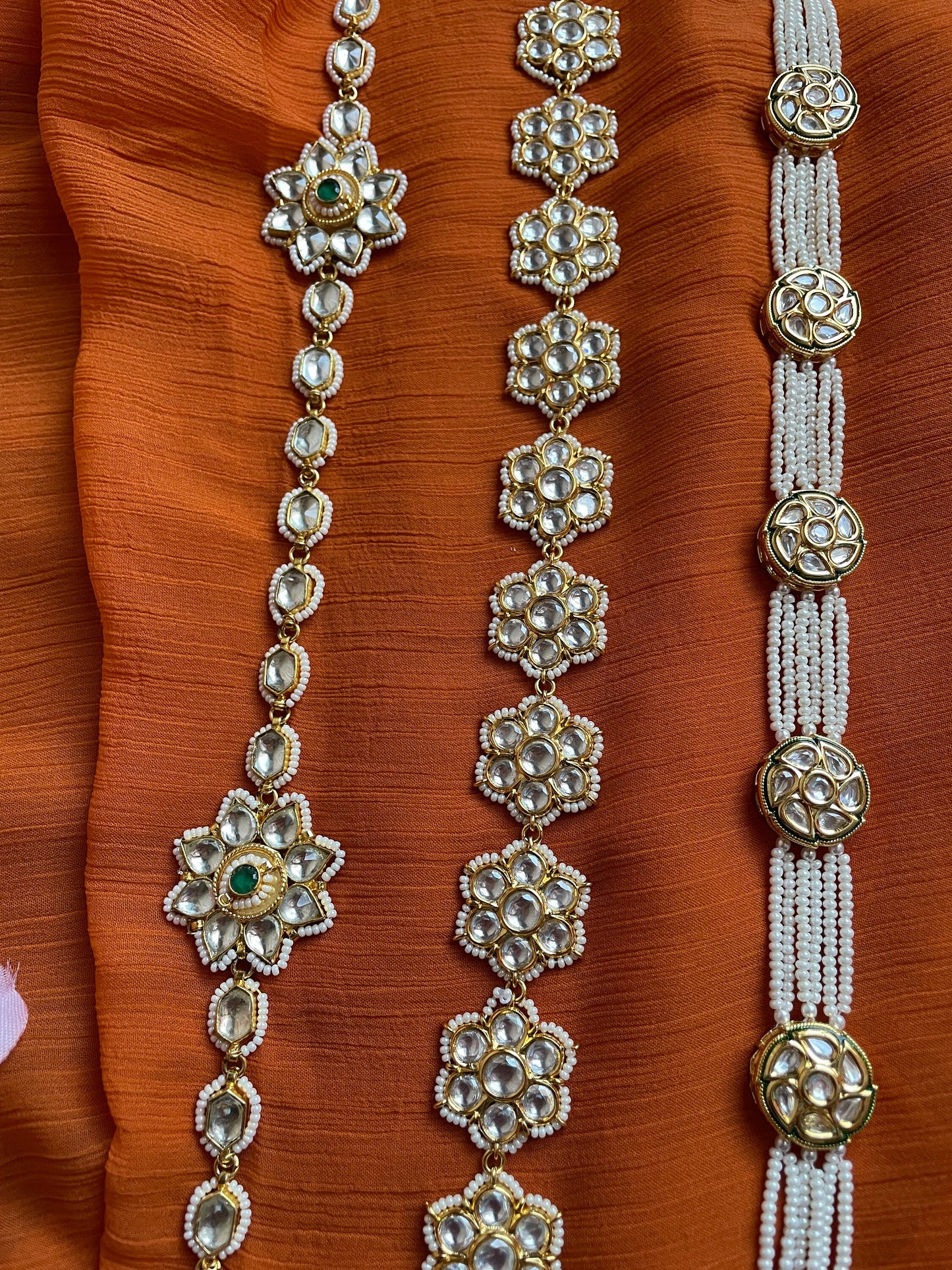 Sheeshphool perlas kundan, mathapatti blanco con tikka, joyería de boda paquistaní, cadena de cabeza india, banda de pelo indio, diadema india moderna