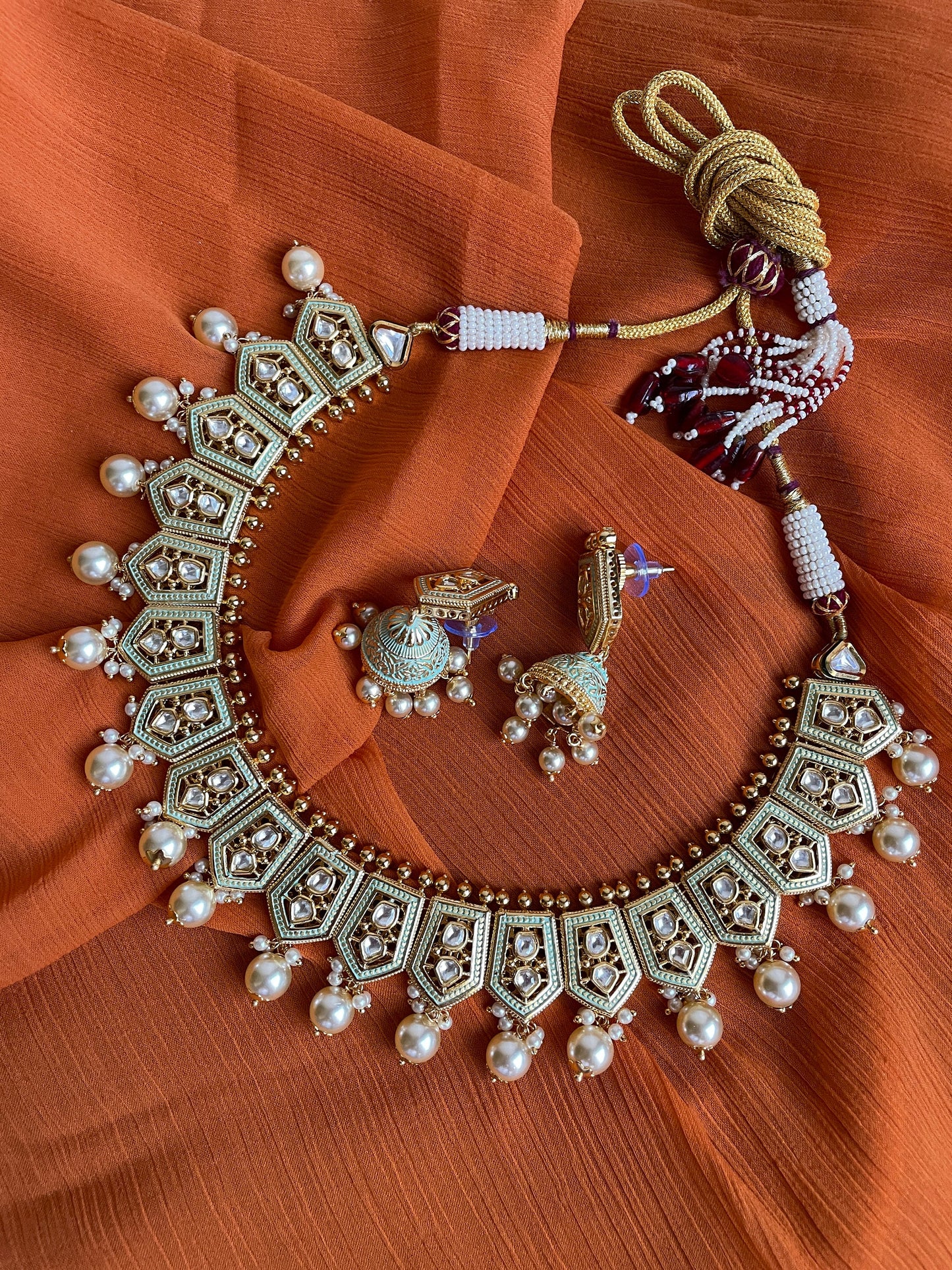 Gargantilla india blanca verde rosa simple, joyería india de dama de honor, joyería de boda paquistaní, gargantilla de oro polki, conjunto nupcial con tikka jhumka