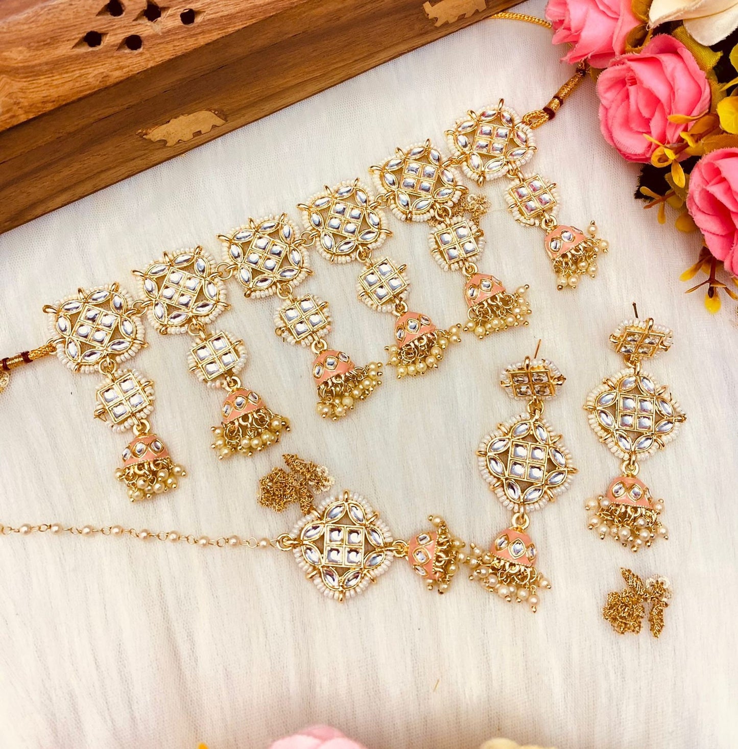 Indian Sabyasachi Choker with Tikka/Pakistani wedding necklace/Sangeet Mehndi Light jewelry/Modern Traditional Statement Kundan Choker Set