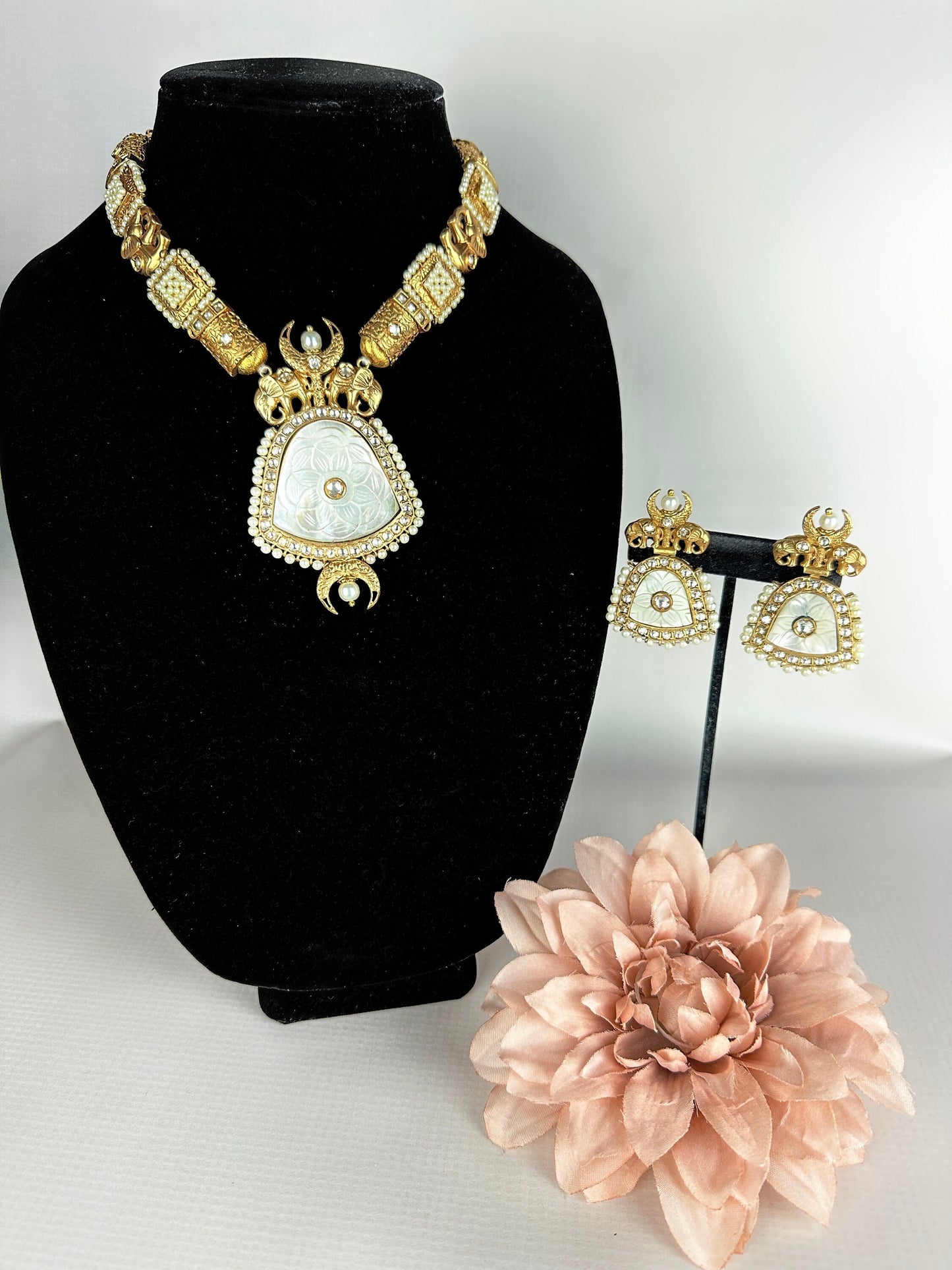 Collar Kundan Sabyasachi de oro blanco/collar Tyaani con pendientes/joyería nupcial india de oro/conjunto colgante de oro de regalo/gargantilla de boda Punjabi