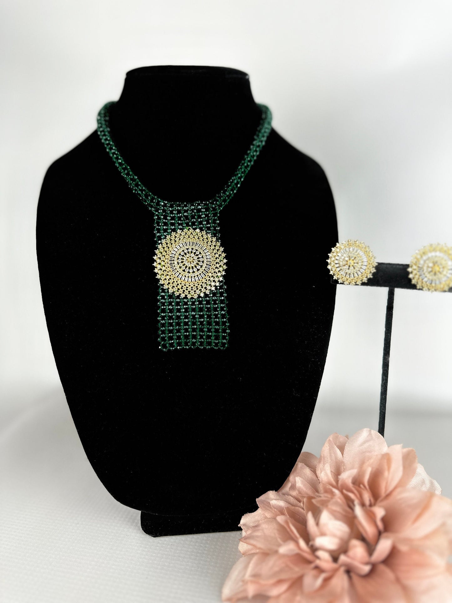 Emerald Hydro beads necklace with gold studs