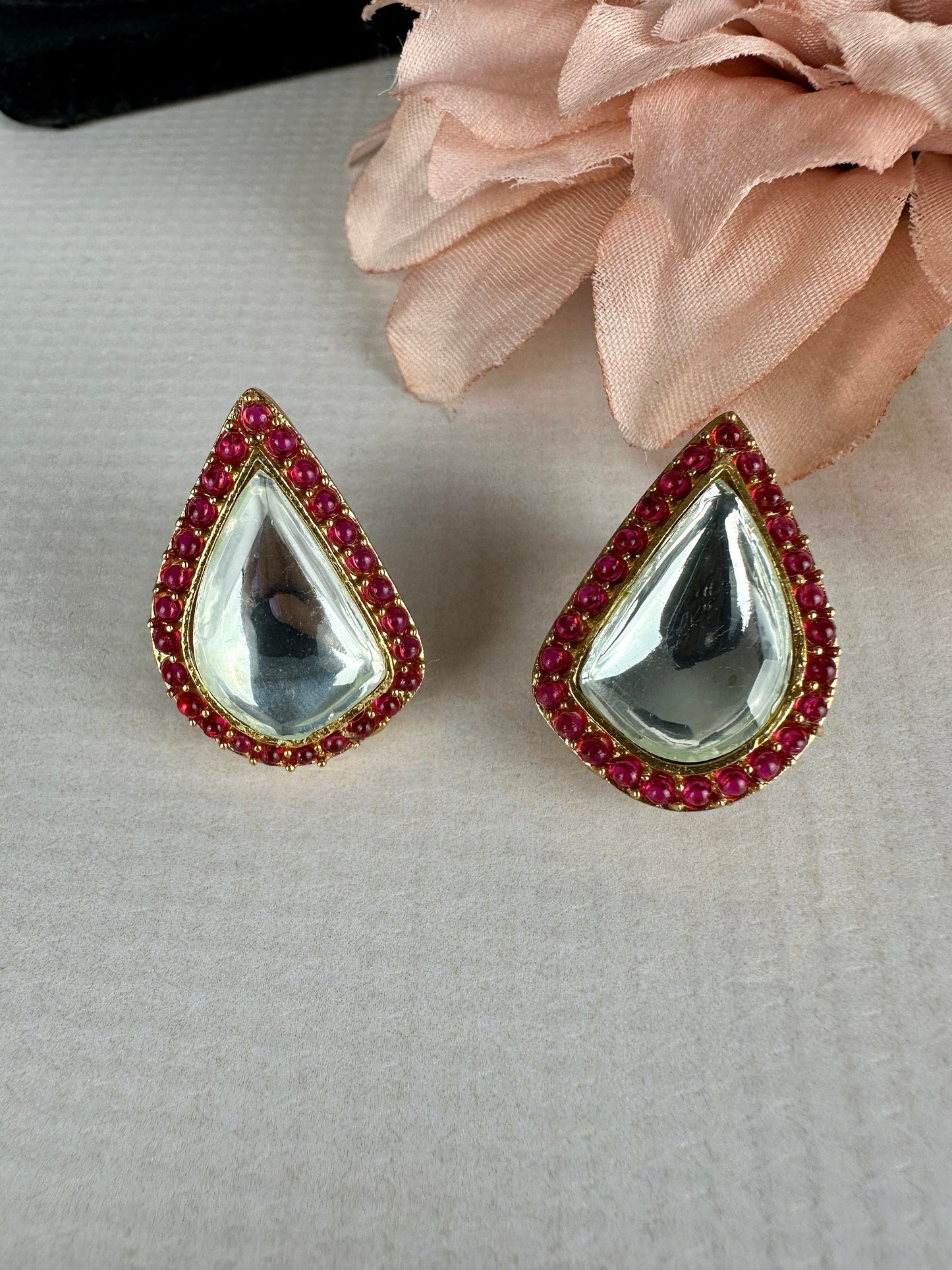 Moissanite Kundan Studs/pequeños y delicados tachuelas de polki/tachuelas de rubí modernos/regalos para ella/pendientes vintage/Polki Kundan Stud/Diamond Ruby Stud